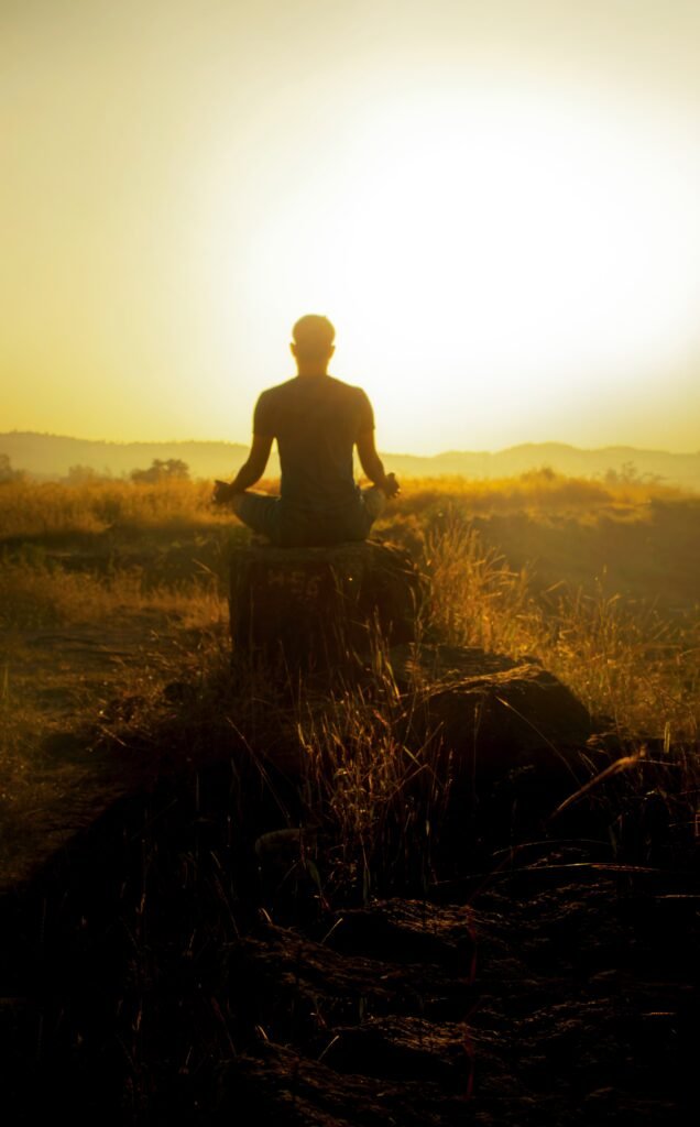 O terapeuta tântrico alinha os chakras dos pacientes