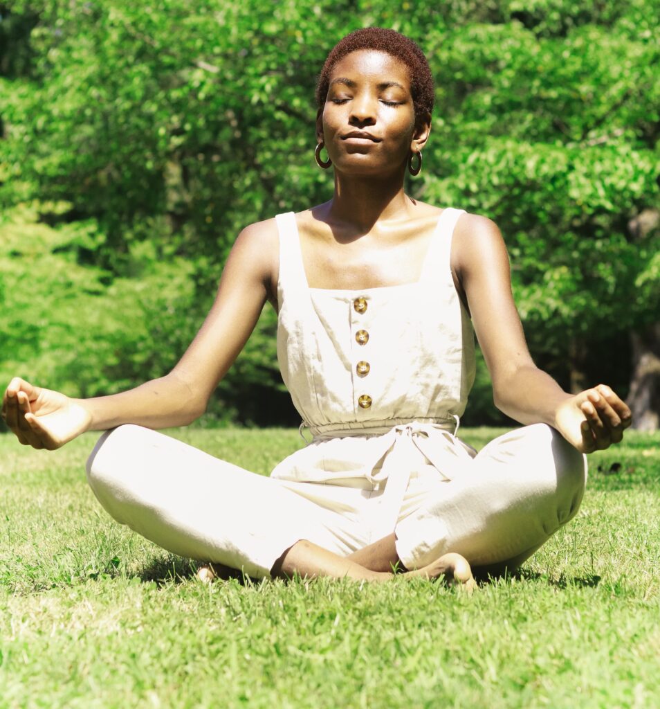A meditação é uma técnica que traz relaxamento, tranquilidade, melhora da atenção e da concentração